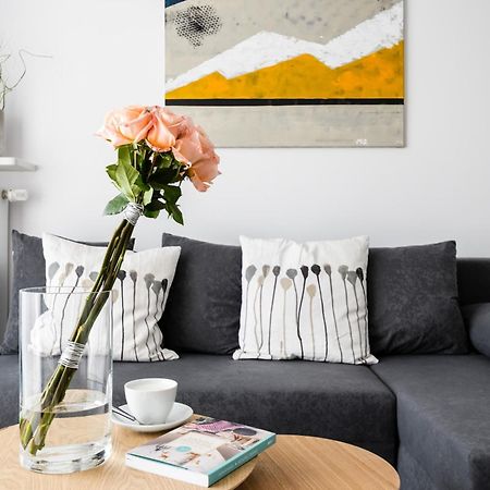 M&R Apartament Airport&Business Premium Komputerowa - Underground Garage - Free Wifi - Netflix - Self Check-In - 5 Min From Chopin Airport Warszawa Exteriör bild