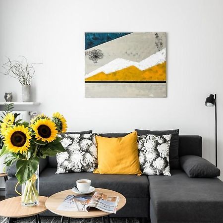 M&R Apartament Airport&Business Premium Komputerowa - Underground Garage - Free Wifi - Netflix - Self Check-In - 5 Min From Chopin Airport Warszawa Exteriör bild