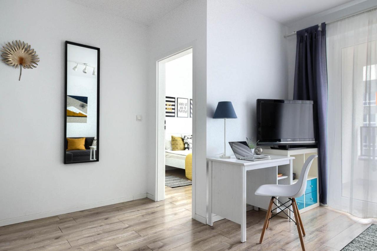 M&R Apartament Airport&Business Premium Komputerowa - Underground Garage - Free Wifi - Netflix - Self Check-In - 5 Min From Chopin Airport Warszawa Exteriör bild