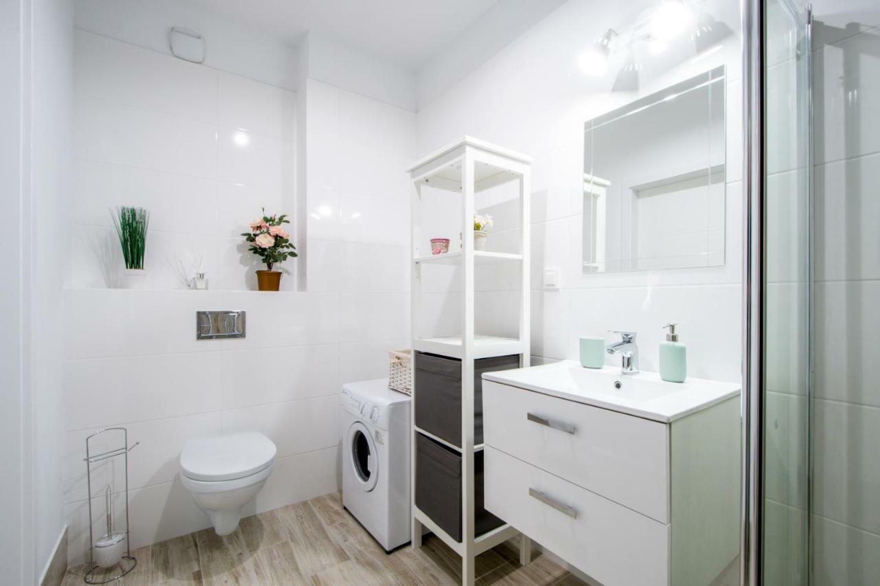M&R Apartament Airport&Business Premium Komputerowa - Underground Garage - Free Wifi - Netflix - Self Check-In - 5 Min From Chopin Airport Warszawa Exteriör bild