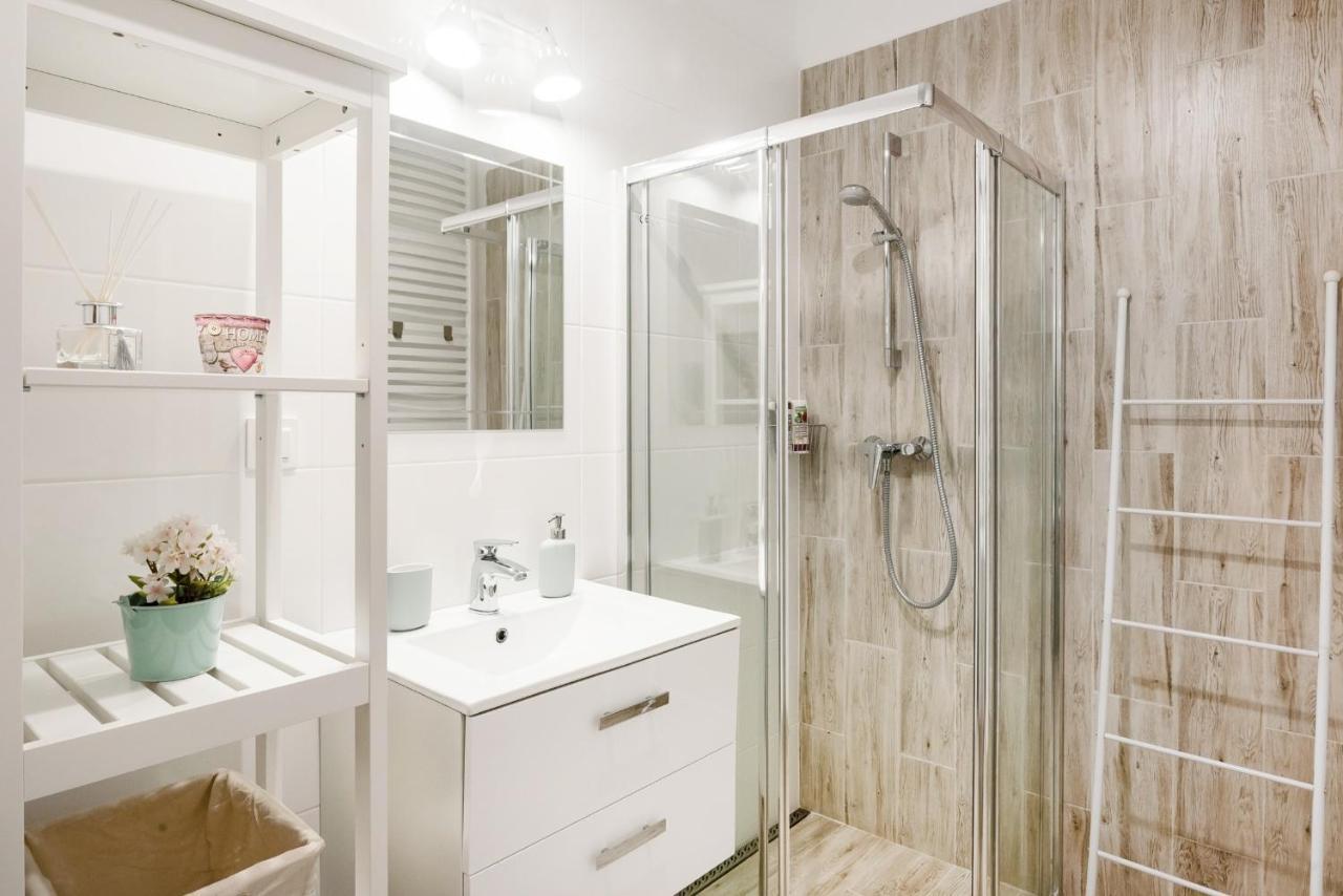 M&R Apartament Airport&Business Premium Komputerowa - Underground Garage - Free Wifi - Netflix - Self Check-In - 5 Min From Chopin Airport Warszawa Exteriör bild