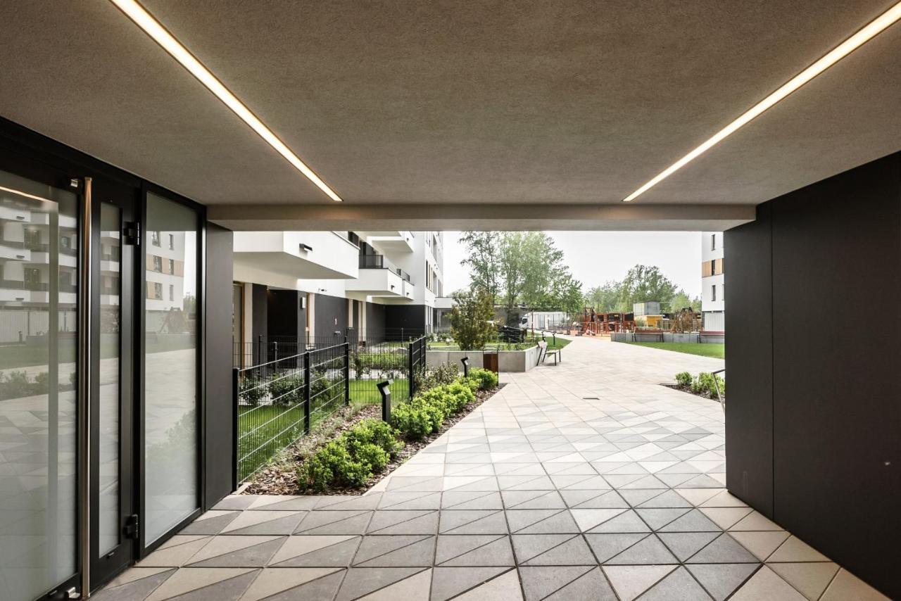 M&R Apartament Airport&Business Premium Komputerowa - Underground Garage - Free Wifi - Netflix - Self Check-In - 5 Min From Chopin Airport Warszawa Exteriör bild